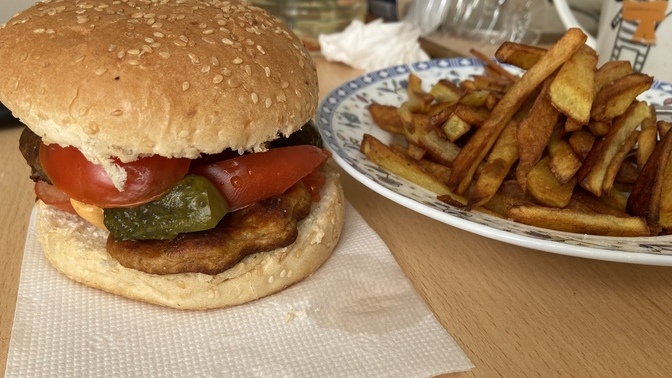 Hamburger, patates menü yaptım. Nasıl olmuş?