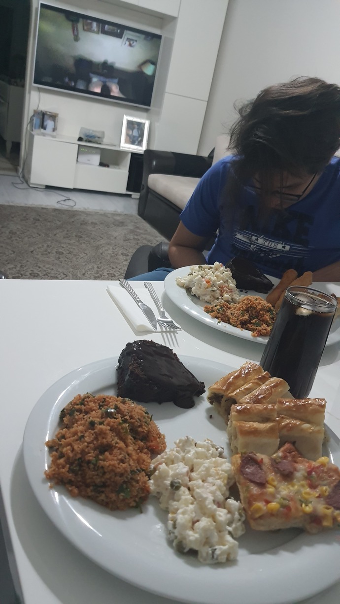 Pizzayla romantik yemek olmaz mı?