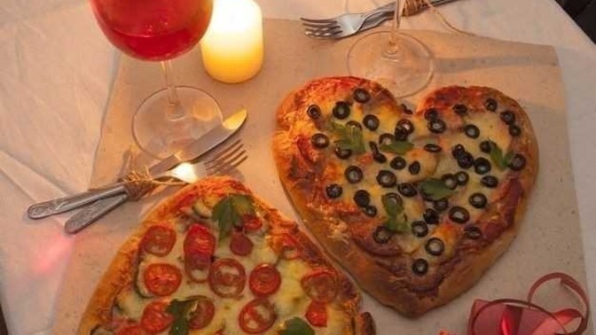 Pizzayla romantik yemek olmaz mı?
