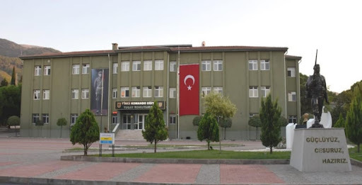 Erkekler, 1. Komando Eğitim Tugay Komutanlığı Manisa Merkezde askerlik nasıldır?
