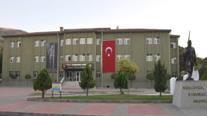 Erkekler, 1. Komando Eğitim Tugay Komutanlığı Manisa Merkez'de askerlik nasıldır?