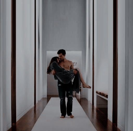 Evlenince ilk gece için damadın gelini kucağına alıp yürümesi şart mıdır?