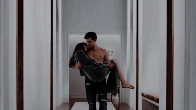 Evlenince ilk gece için damadın gelini kucağına alıp yürümesi şart mıdır?
