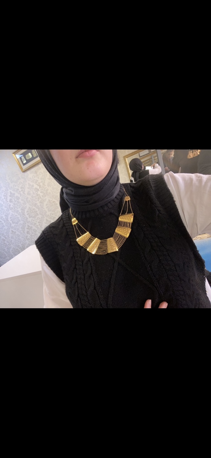 Bu kolye güzel mi, düğünümde annem taksın diye alacağım?
