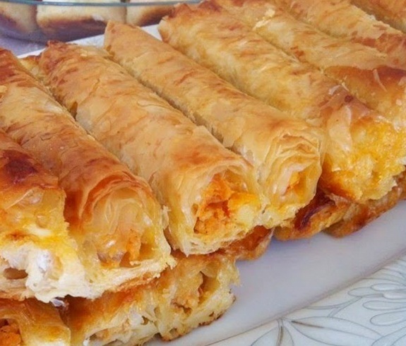 Patatesli börek en lezzetli nasıl olur, haşlanmış patatesle mi, soğanla kavrulmuş patatesle mi?