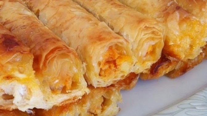 Patatesli börek en lezzetli nasıl olur, haşlanmış patatesle mi, soğanla kavrulmuş patatesle mi?