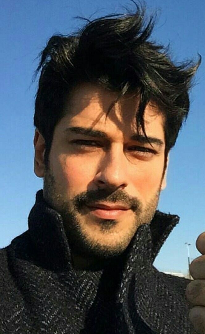 Bu oyuncu yakışıklı sizce mi?