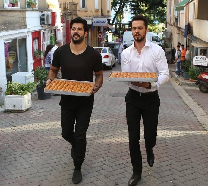 Baklavayı elinde taşıyan erkek mi makbuldür, karnında taşıyan mı?