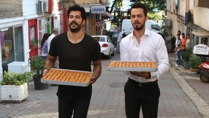 Baklavayı elinde taşıyan erkek mi makbuldür, karnında taşıyan mı?