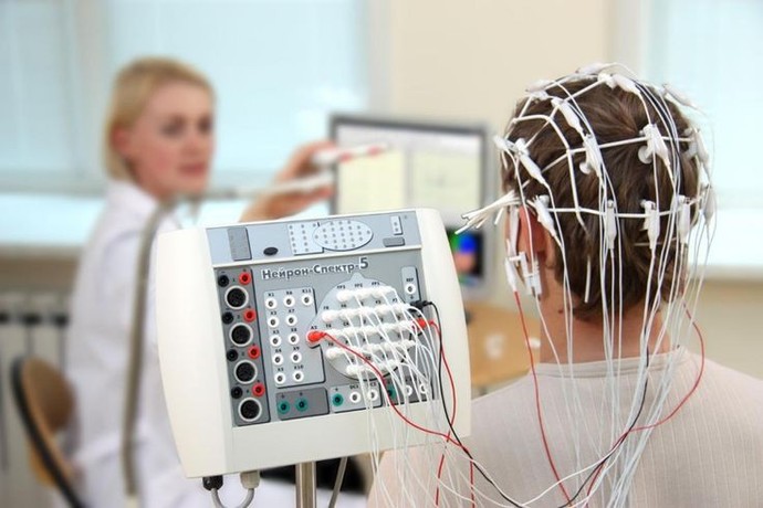 Saç modeli eeg ye engel olur mu?