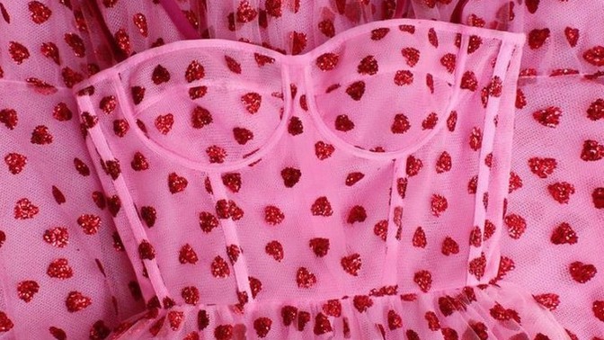 Pembe giysiler hangi yaş grubunda daha güzel oluyor?