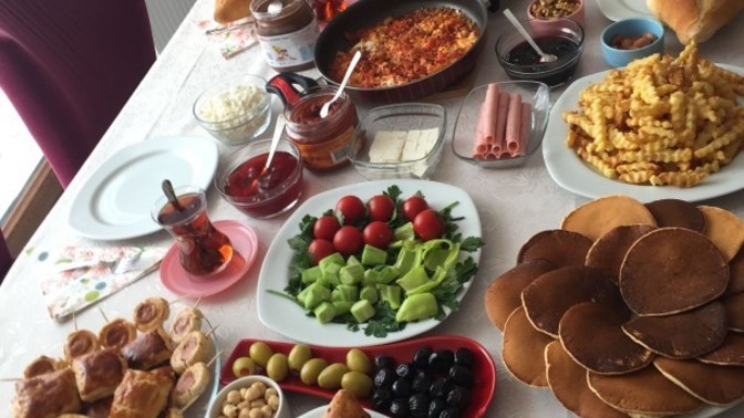 Kahvaltıda nerede ve kiminlesin?