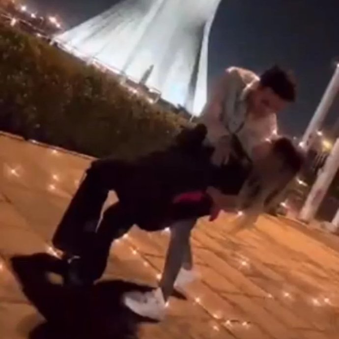 İran sokaklarında dans edip, sosyal medyada paylaşan çifte 10ar yıl hapis cezası! Bu ceza az olmamış mı ya?