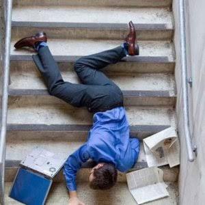 Önünüzde yere düşen birisini kaldırır mısınız? Yoksa Güler geçer misiniz?