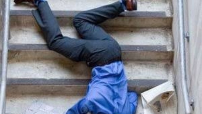Önünüzde yere düşen birisini kaldırır mısınız? Yoksa Güler geçer misiniz?
