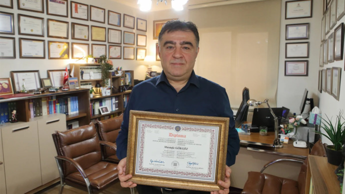 51 yaşında 18 üniversite diplomasına sahip adam! Sizin kaç diplomanız var?