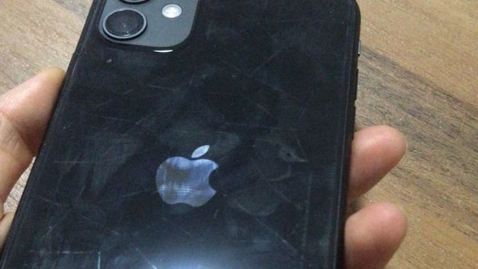iPhone 11 kullanıyorum, kılıfın izleri telefonun arka camında iz bıraktı. Bu izler nasıl çıkar?