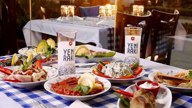 Rakı masasında birini anlatıyorsun, bu kişi kim olur?
