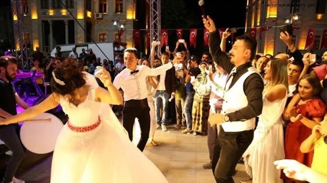 Düğünlerde oynar mısın?