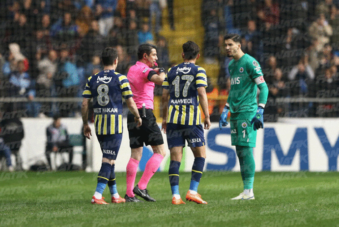 Yine yeni yeniden! Adana demirspor ile berabere kalan Fenerbahçenin bu kötü gidişatına kim dur diyecek?