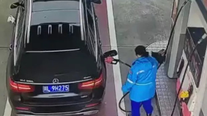 Benzin almaya gelen son model Mercedes, kadın pompacıya vereceği paraları yere atmış! Görgüsüzlük böyle bir şey mi?