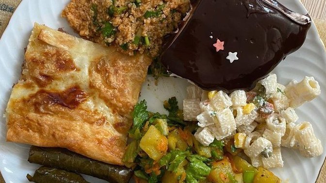 Üst komşunun yolladığı tabak çok güzel değil mi?