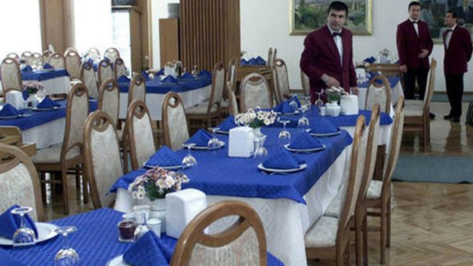 Meclis lokantasında pilav, mevsim salata ve karışık meyve tabağı 5 lira! 5 liraya alınabilecek bir şey yazar mısın?