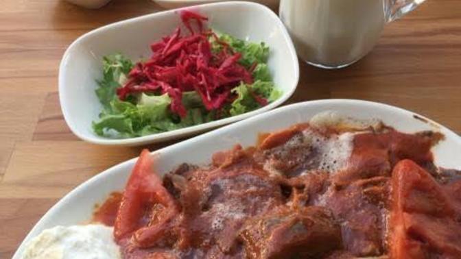 İskenderin yanında ayran içen insan tuhaf mıdır?