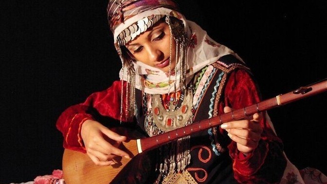 Elinize bir saz verilseydi hangi türküyü söyler diniz?