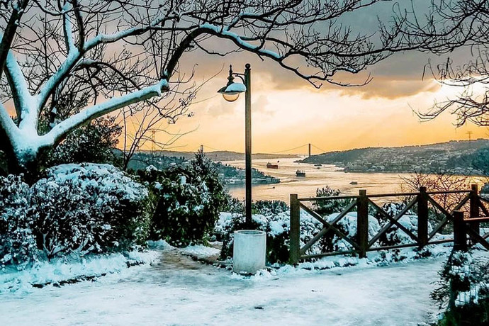 İstanbulda okullar kar nedeniyle 1 gün tatil edildi! Karlı havaları sevenler burada mı?