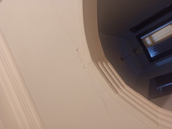 Arkadaşlar depremde olan bu çatlaklar sizce önemli mi evi terk mi etmeliyiz?