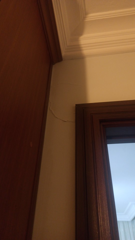 Arkadaşlar depremde olan bu çatlaklar sizce önemli mi evi terk mi etmeliyiz?