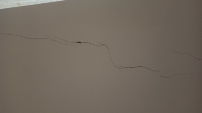 Arkadaşlar depremde olan bu çatlaklar sizce önemli mi evi terk mi etmeliyiz?