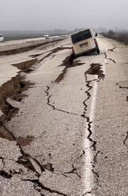 AFAD, "helikopter dışında enkaz bölgelerine ulaşamıyoruz" demiş. Yollar neden kullanılamıyor?