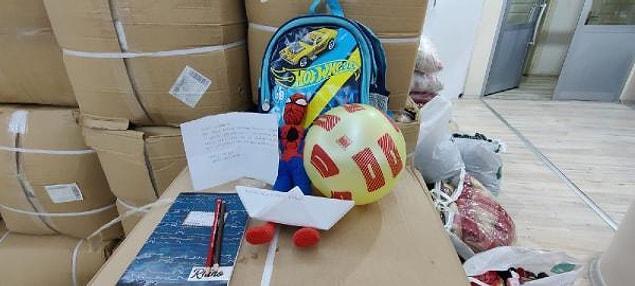 8 yaşındaki Yakup deprem bölgesine oyuncaklarını duygulandıran bir notla gönderdi. Herkesin elinden geldiğince yardımlaşması güzel değil mi?