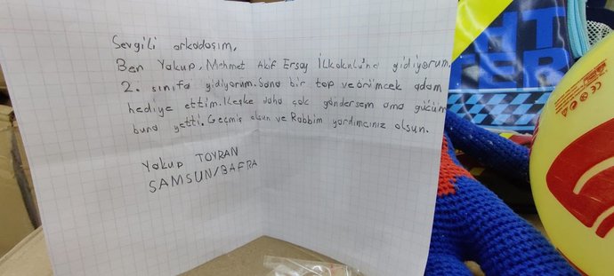 8 yaşındaki Yakup deprem bölgesine oyuncaklarını duygulandıran bir notla gönderdi. Herkesin elinden geldiğince yardımlaşması güzel değil mi?