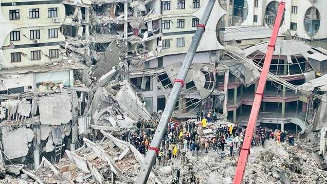 AFAD, toplamda 5.606 binanın yıkıldığını açıkladı. Bu kadar yıkımın sorumlusu müteahhitler değil mi?