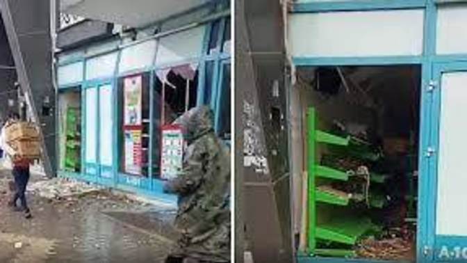 Yardımın ulaşmadığı bölgelerde vatandaşların marketlere girerek su ve gıda aldıkları görüntüler sosyal medyayı ikiye böldü. Sizce hak mı, yağma mı?
