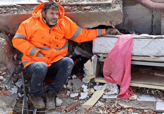 Depremde kaybettiği kızının elini bırakamadı
