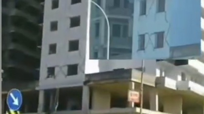 Adana'da depremden hasar gören evleri sıva üstü boya ile gizlemeye çalışılmışlar. Bu görüntüleri gördünüz mü?
