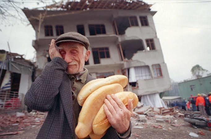 Bu deprem felaketi, ülkemiz için bir hayra sebep olur da, aklımız başımıza gelir mi?