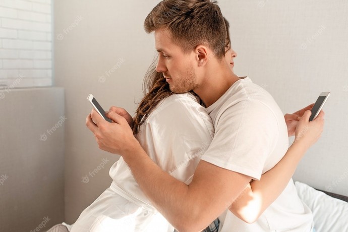 Sevgiline telefon şifreni söyler misin?