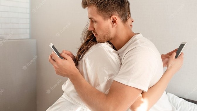 Sevgiline telefon şifreni söyler misin?