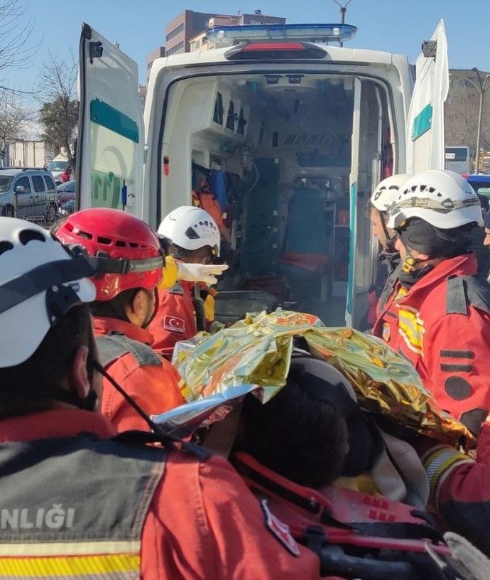 12 yaşındaki bir çocuk 55 saat sonra avucunda muhabbet kuşuyla enkazdan çıktı. Siz de umutla doldunuz mu?