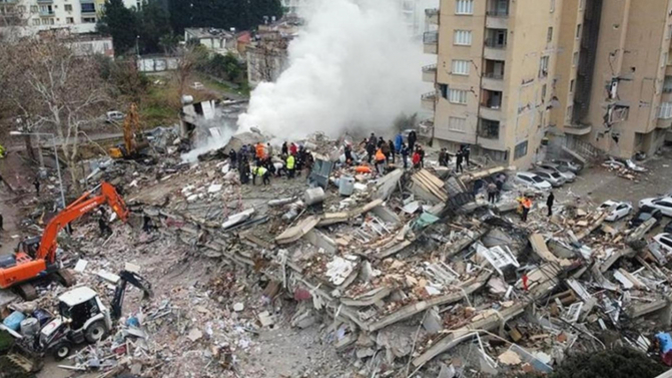 Deprem bölgesinde afetten etkilenen ailelere 10 bin TL devlet yardımı yapılacak. Sizce bu meblağ yeterli mi?