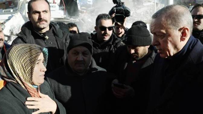 Cumhurbaşkanı Erdoğan’dan depremzedeye: Olanlar hep oldu, bunlar kader planının içinde olan şeyler. Ne düşünüyorsunuz bu konuda?