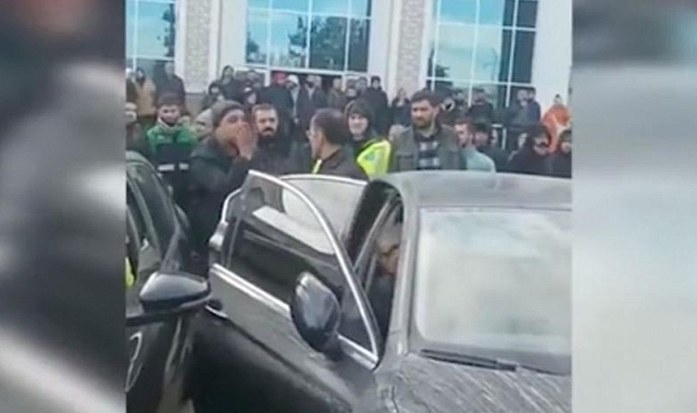 Akpnin ulaştırma bakanına ve valisine halkın tepkisi büyük.