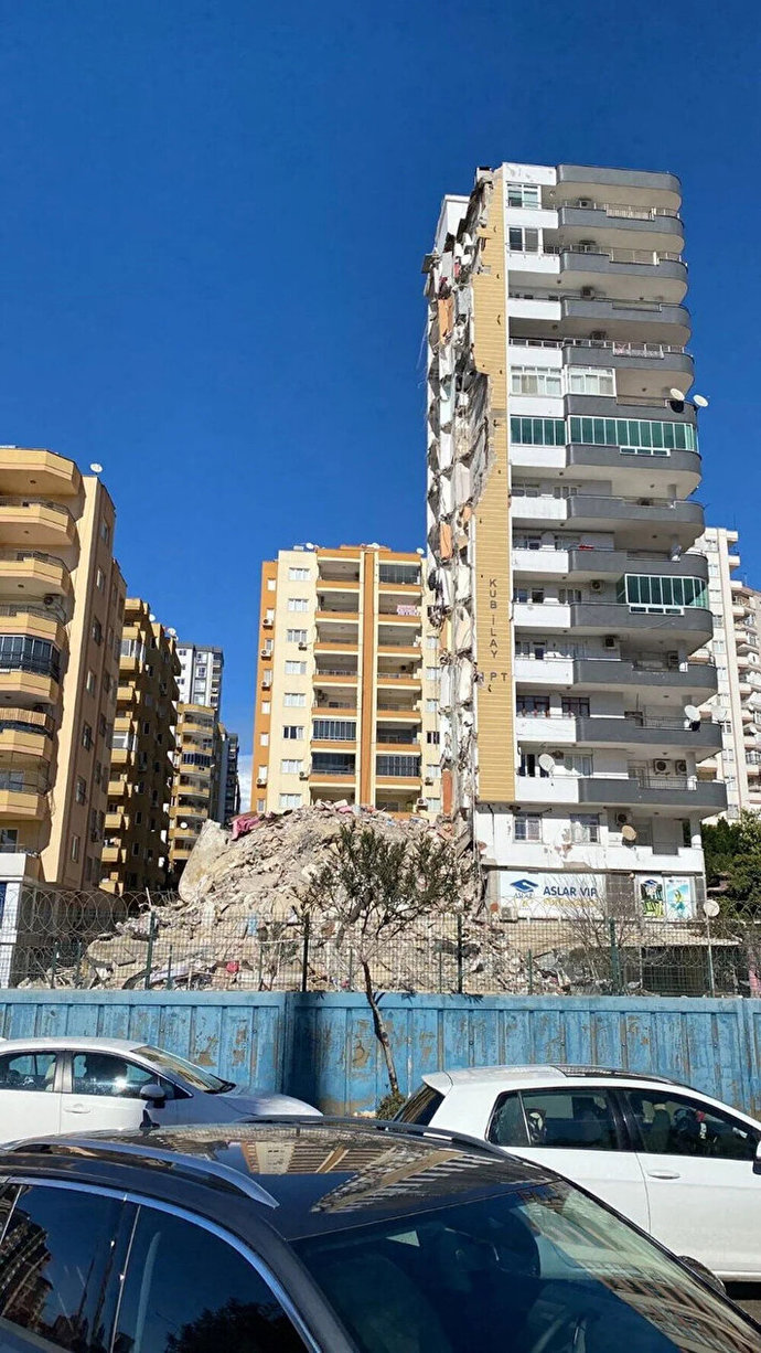 Adanada binanın bir cephesi ayakta kalırken diğer cephe nasıl yıkılıyor?