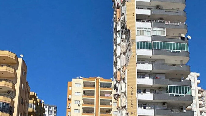 Adana'da binanın bir cephesi ayakta kalırken diğer cephe nasıl yıkılıyor?