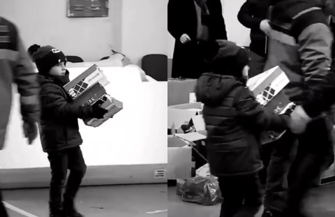 Deprem bölgesine yardım edebilmek için minicik yüreğiyle çabalayan çocuk! Düzelmemiz ne kadar vakit alır?